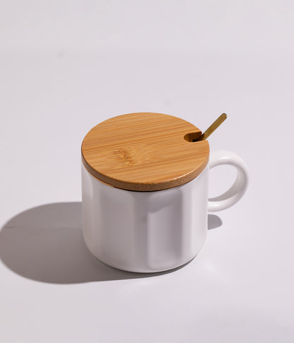 كوب سيراميك سادة مخطط مع غطاء خشبي وملعقة باللون الأبيض