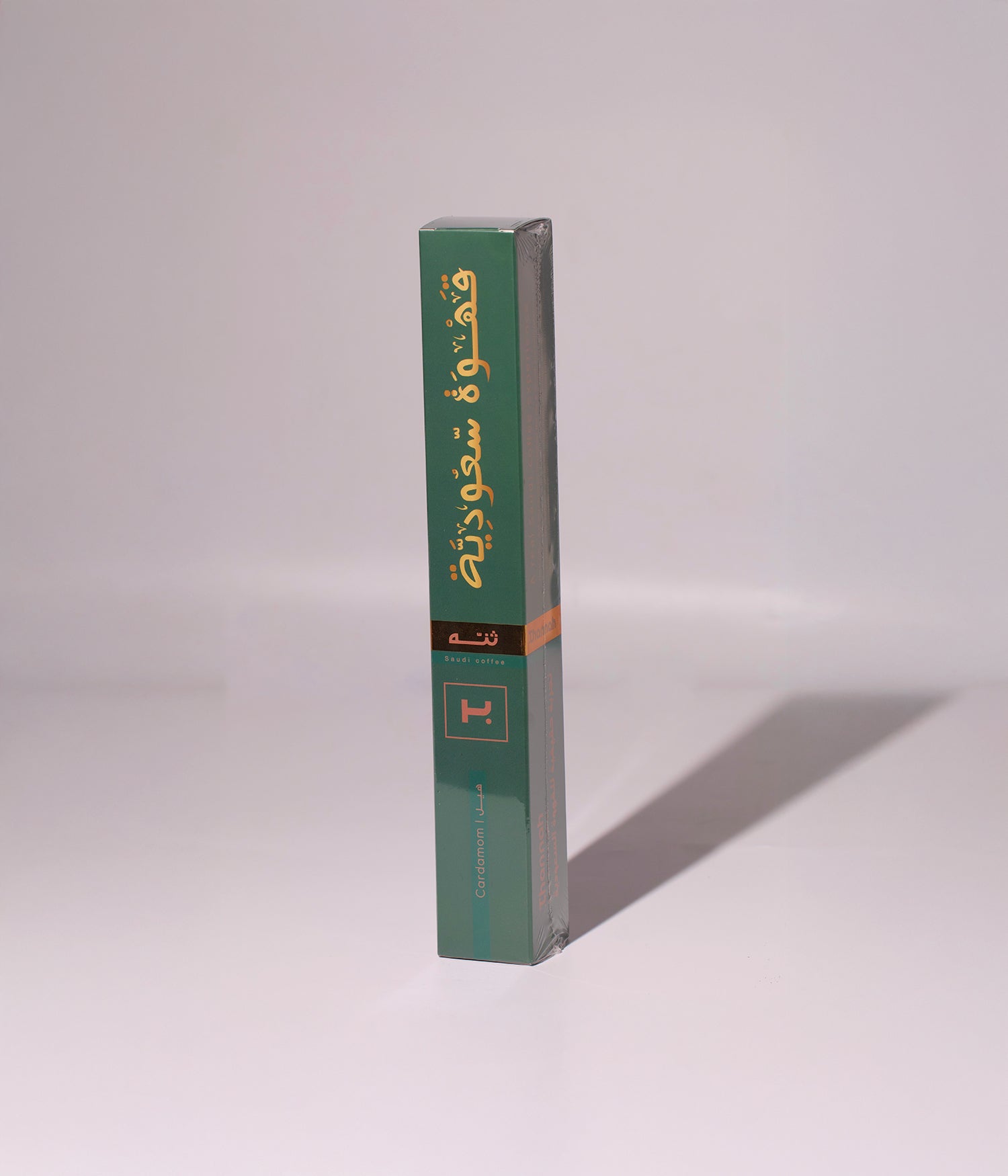 ثنّه كبسولات قهوة سعودية فاخرة بنكهة الهيل، مزيج متوازن من القهوة العربية الأصيلة مع رائحة الهيل العطرية وطعم دافئ يعبّر عن الضيافة السعودية