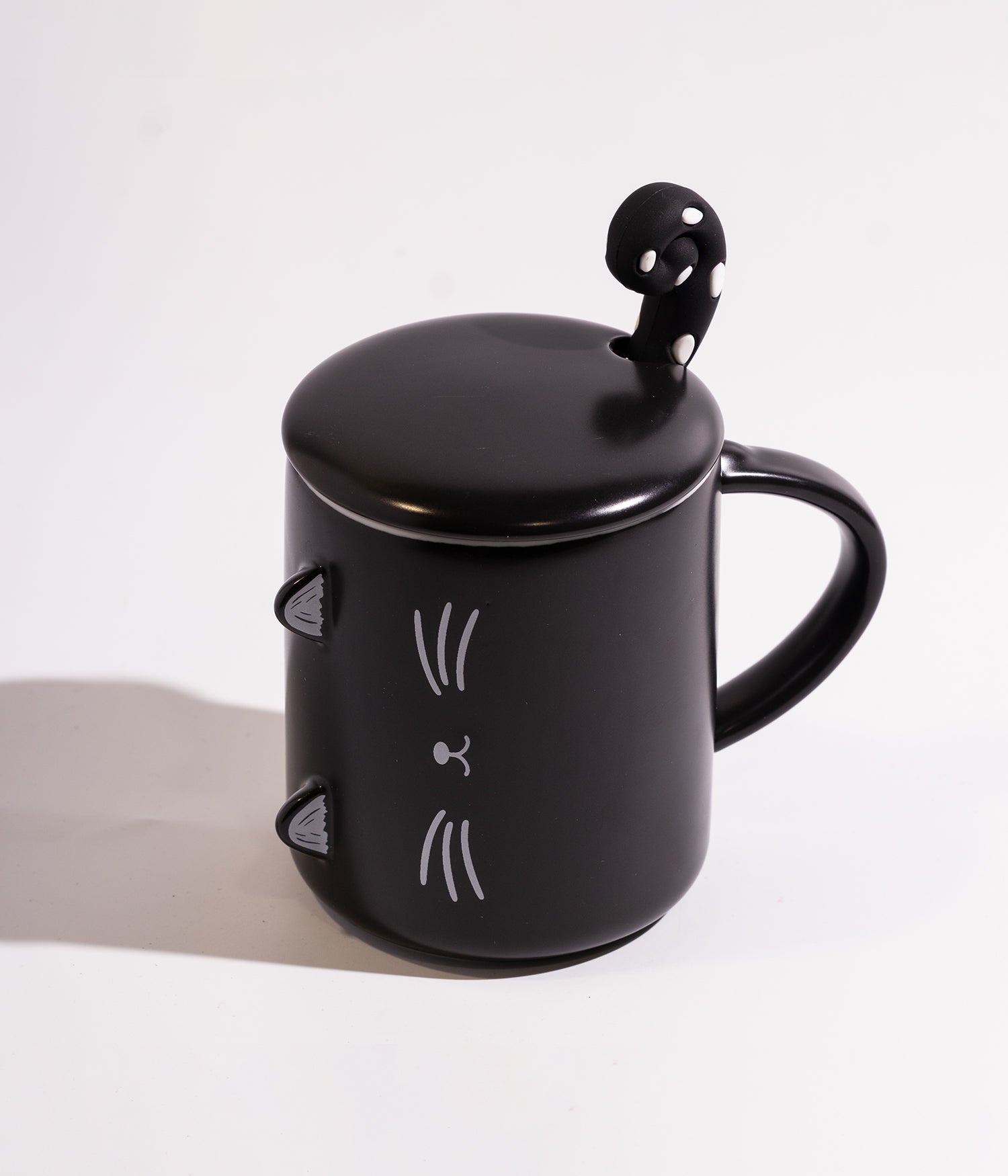 كوب سيراميك بتصميم قطة مائلة مع غطاء وملعقة اسود اللون