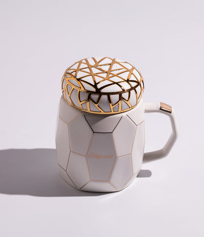 كوب من السيراميك الأبيض مزين بخطوط ذهبية أنيقة على الغطاء، ملائم للاستخدام اليومي مع القهوة أو الشاي