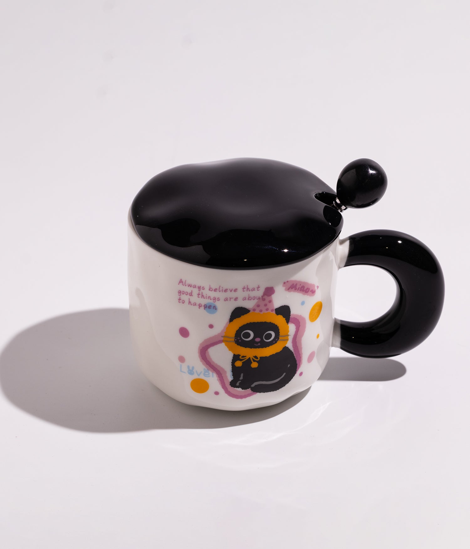 كوب سيراميك ابيض برسمة قطة سوداء وغطاء اسود مع ملعقة