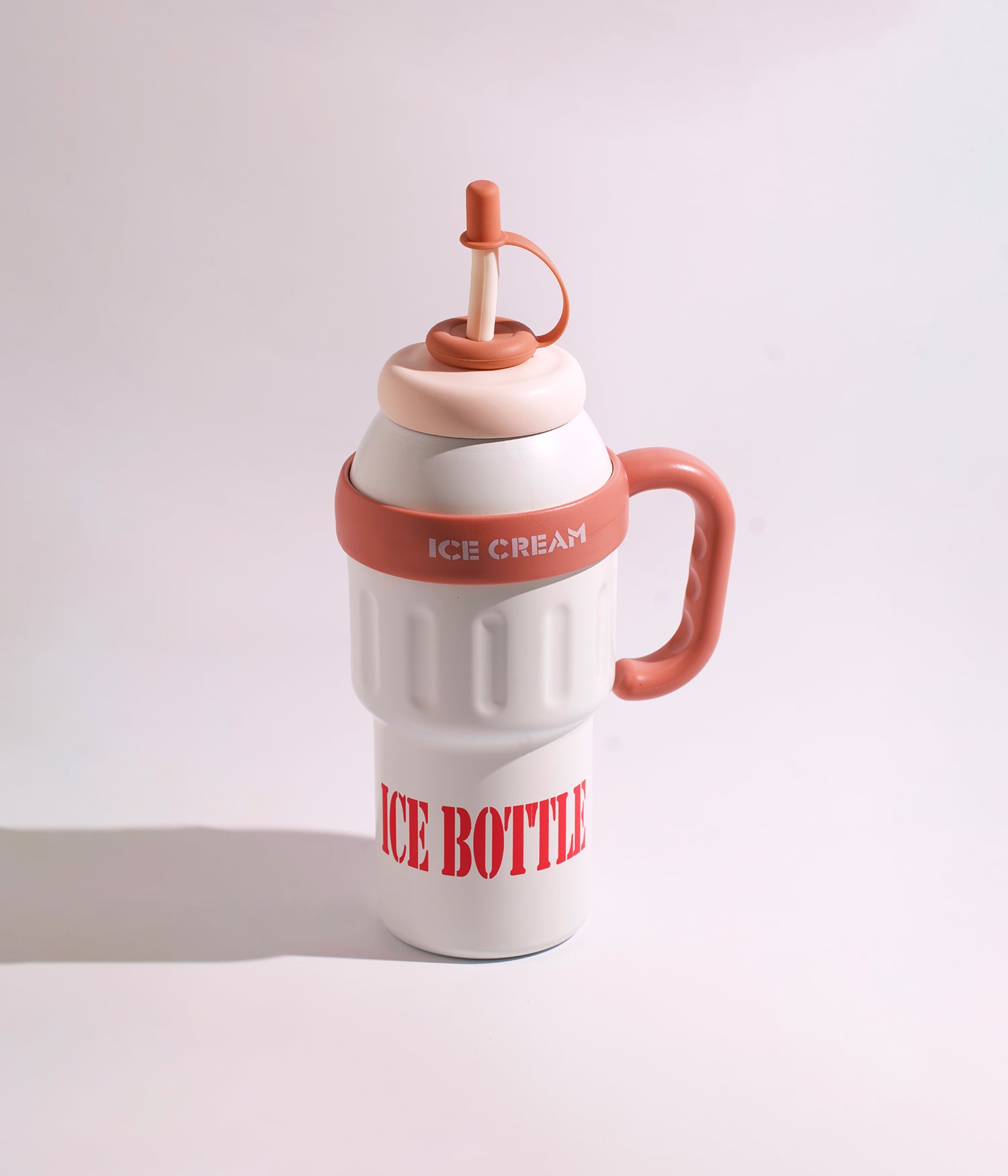 كوب حراري بلاستيكي بتصميم مزدوج الطبقة لحفظ المشروبات الباردة، مزود بمزاز للشرب، متوفر باللون الأبيض للاستخدام اليومي