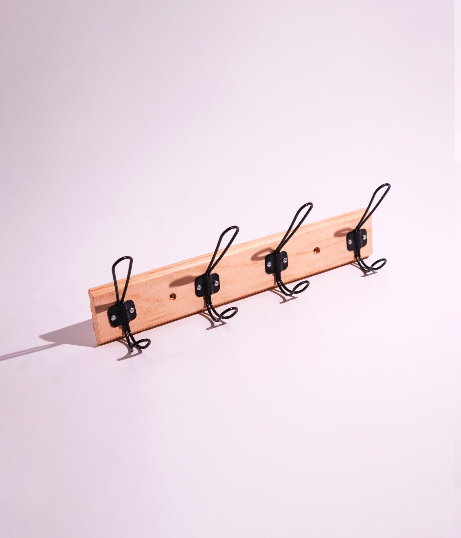 علاقة ملابس حائطية خشبية بـ عدة خطافات مزدوجة