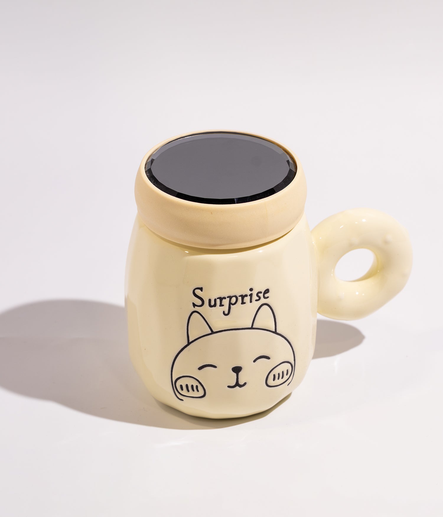 كوب سيراميك أصفر بتصميم وجه القطة النائمة مع غطاء محكم الاغلاق