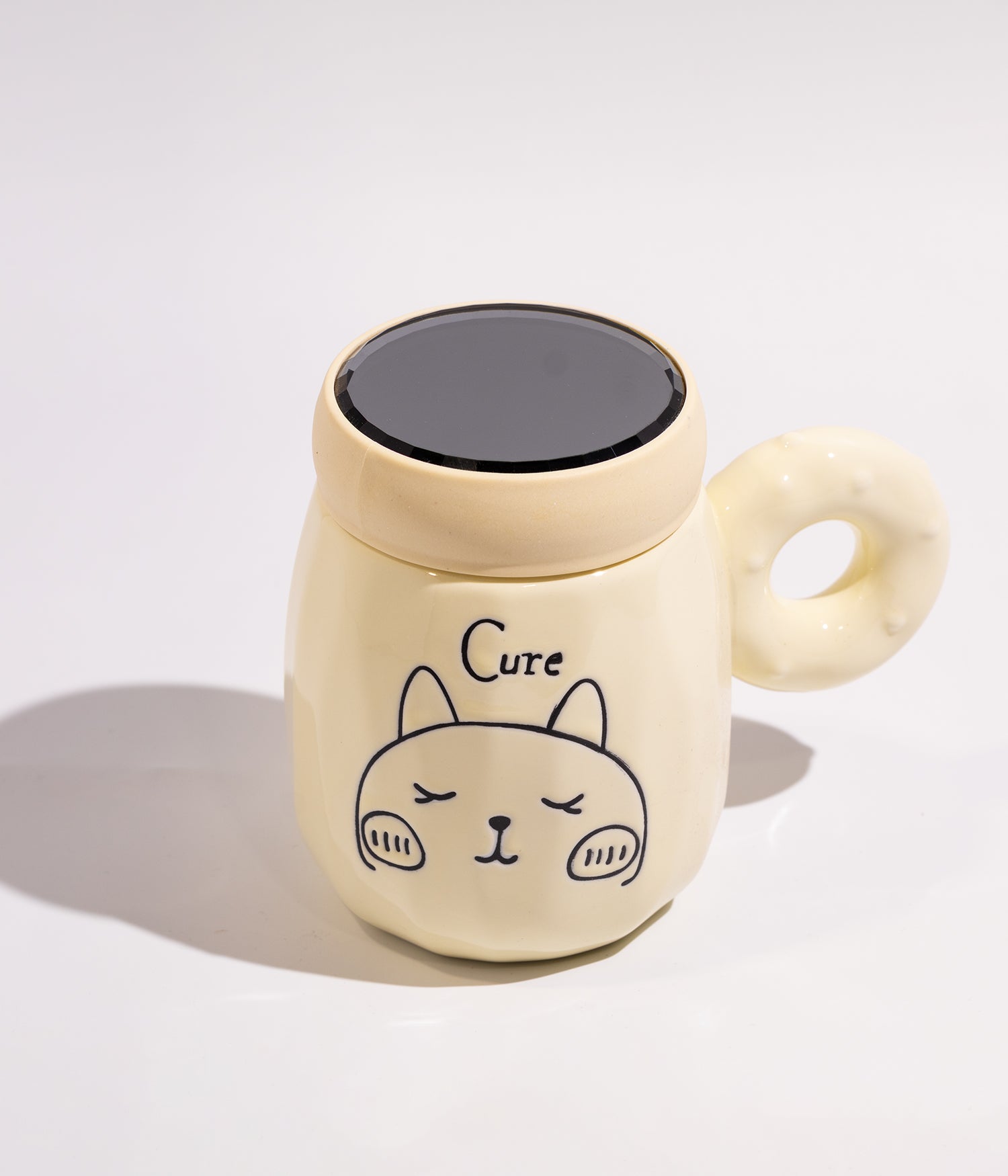 كوب سيراميك أصفر بتصميم وجه القطة النائمة مع غطاء محكم الاغلاق